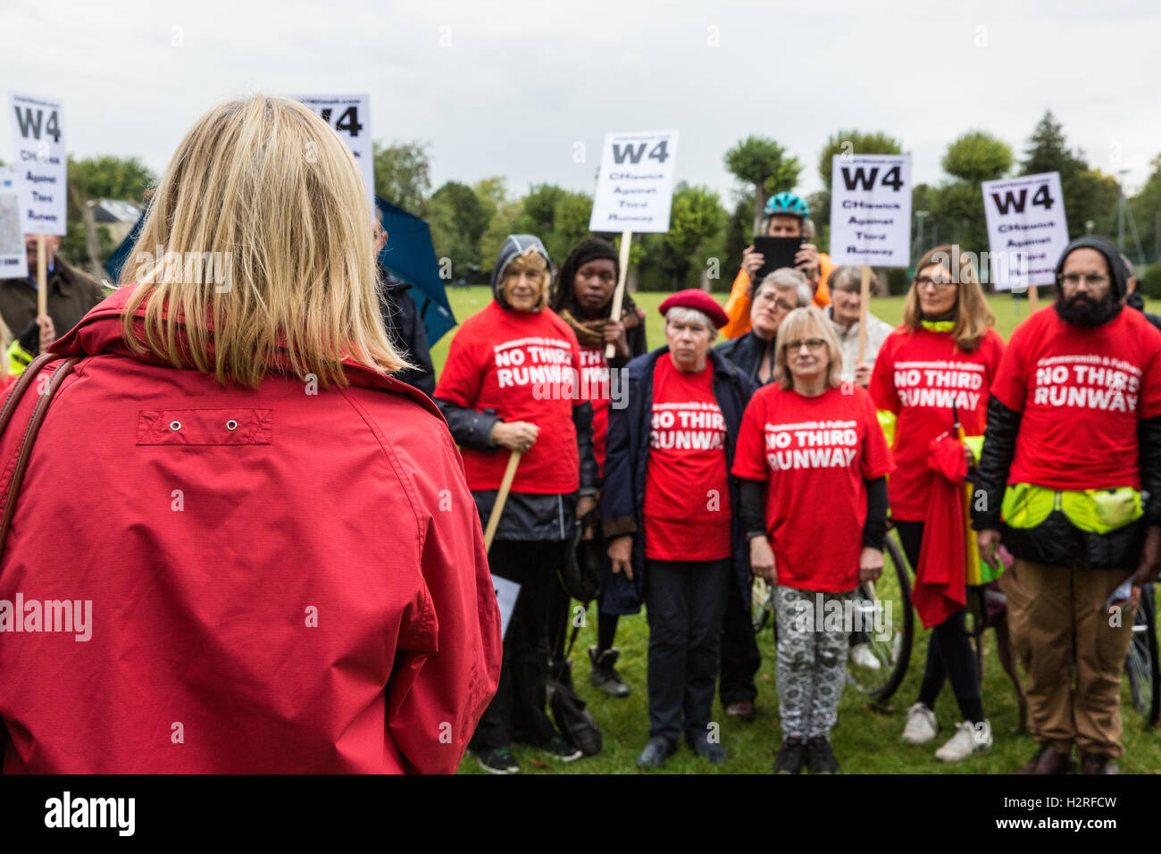 London, UK. 1. Oktober 2016. Umwelt-Aktivisten vorzubereiten, West London in Richtung des Flughafens Heathrow aus Protest gegen Flughafenausbau und insbesondere gegen eine dritte Start-und Landebahn am Flughafen durchlaufen. Radfahrer trug rot, um die "rote Linie" wird durchzogen von Luftfahrt-Erweiterung darstellen. Bildnachweis: Mark Kerrison/Alamy Live-Nachrichten Stockfoto