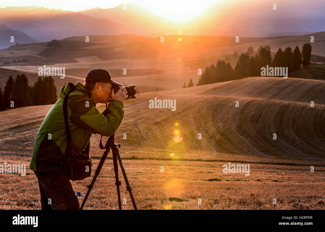 Urumqi. 30. September 2016. Ein Mann nimmt Foto die Herbstlandschaft von einer malerischen Gegend in Qitai Grafschaft von Nordwesten Chinas Xinjiang Uygur Autonome Region, 30. September 2016. © Wang Fei/Xinhua/Alamy Live-Nachrichten Stockfoto