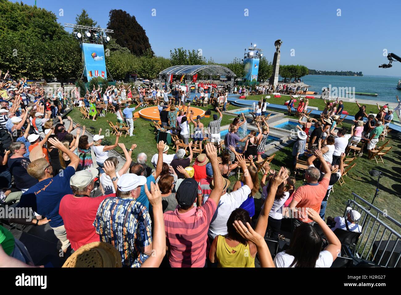 Konstanz, Deutschland. 13. Sep, 2016. Hunderte von Zuschauern Donnerschlag und Welle zu den Liedern von der Hermes House Band während Aufzeichnung des ZDF zeigen "Die Grosse Drei-Länder-Show" (lit.) Die drei großen Länder zeigen) in Konstanz, Deutschland, 13. September 2016. Foto: Felix Kaestle/Dpa/Alamy Live News Stockfoto