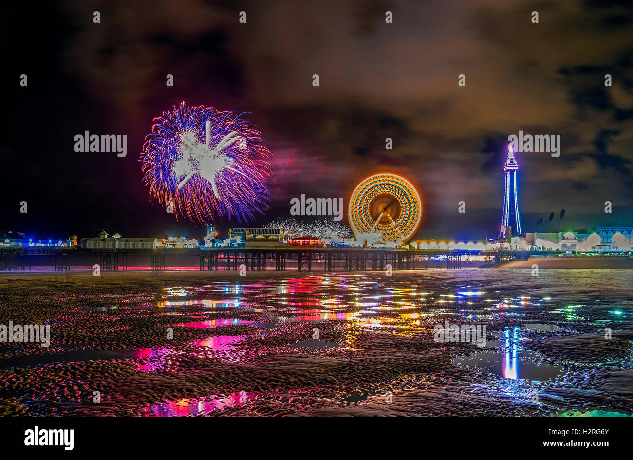 Feuerwerk über dem Central Pier, Blackpool, Lancashire, England, Vereinigtes Königreich Stockfoto