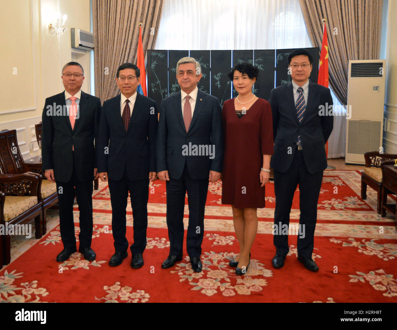 (161001)--Jerewan, 1. Oktober 2016 (Xinhua)--Armenian President Serzh Sarkisyan (C) posiert für Fotos mit Mitarbeitern der chinesischen Botschaft in Eriwan, Armenien, 1. Oktober 2016. Armenische Präsident Serzh Sarkisyan besucht die chinesische Botschaft in Eriwan, den 67. Jahrestag der Gründung der Volksrepublik China am Samstag zu feiern. (Xinhua) (cl) Stockfoto