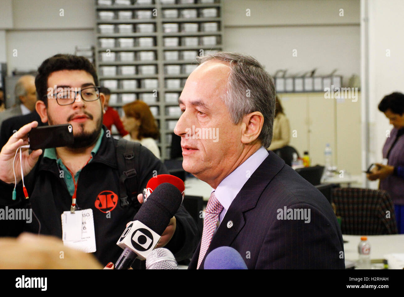 SÃO PAULO, SP - 01.10.2016: TRE EXIBE ZERÉSIMA - auf dem Foto der Präsident TRE Richter Mario Ferraz Devienne. TRE zeigt Zerésima, das heißt, die Urne angeschlossen werden, Ausgabe des Berichts namens "Zerésama", die bringt der Identifizierung dieser Urne und beweist, dass es aufgezeichnet wird keiner von ihnen berechnet Ves nicht alle Caates stimmen, d. h. die Urne hat null Stimme. (Foto: Aloisio Mauricio/Fotoarena) Stockfoto