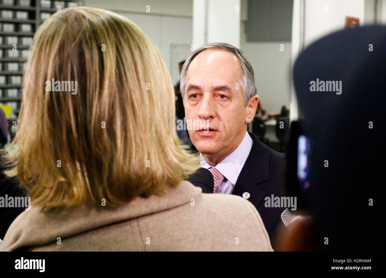 SÃO PAULO, SP - 01.10.2016: TRE EXIBE ZERÉSIMA - auf dem Foto der Präsident TRE Richter Mario Ferraz Devienne. TRE zeigt Zerésima, das heißt, die Urne angeschlossen werden, Ausgabe des Berichts namens "Zerésama", die bringt der Identifizierung dieser Urne und beweist, dass es aufgezeichnet wird keiner von ihnen berechnet Ves nicht alle Caates stimmen, d. h. die Urne hat null Stimme. (Foto: Aloisio Mauricio/Fotoarena) Stockfoto