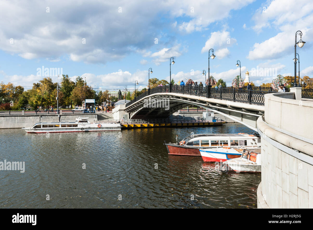 Moskau, Russland. Samstag, 1. Oktober 2016. Warmes und sonniges Wochenende in Moskau, Russland. Die Temperatur ist so hoch wie 18 Grad Celsius (+ 64F). Dies ist der letzte Abschied von der warmen Jahreszeit. Nächste Woche startet Herbst inmitten. Straße und Parks der Stadt sind voll von Menschen. Luschkow oder Liebhaber Brücke über den Bypass-Kanal von der Moskwa. Einer Reihe von Eisen-Bäumen mit Hochzeit Schlösser an sie über die Brücke. (Sumpfigen) Bolotnaja-Platz und Kreml im Hintergrund. Bildnachweis: Alex Bilder/Alamy Live-Nachrichten Stockfoto