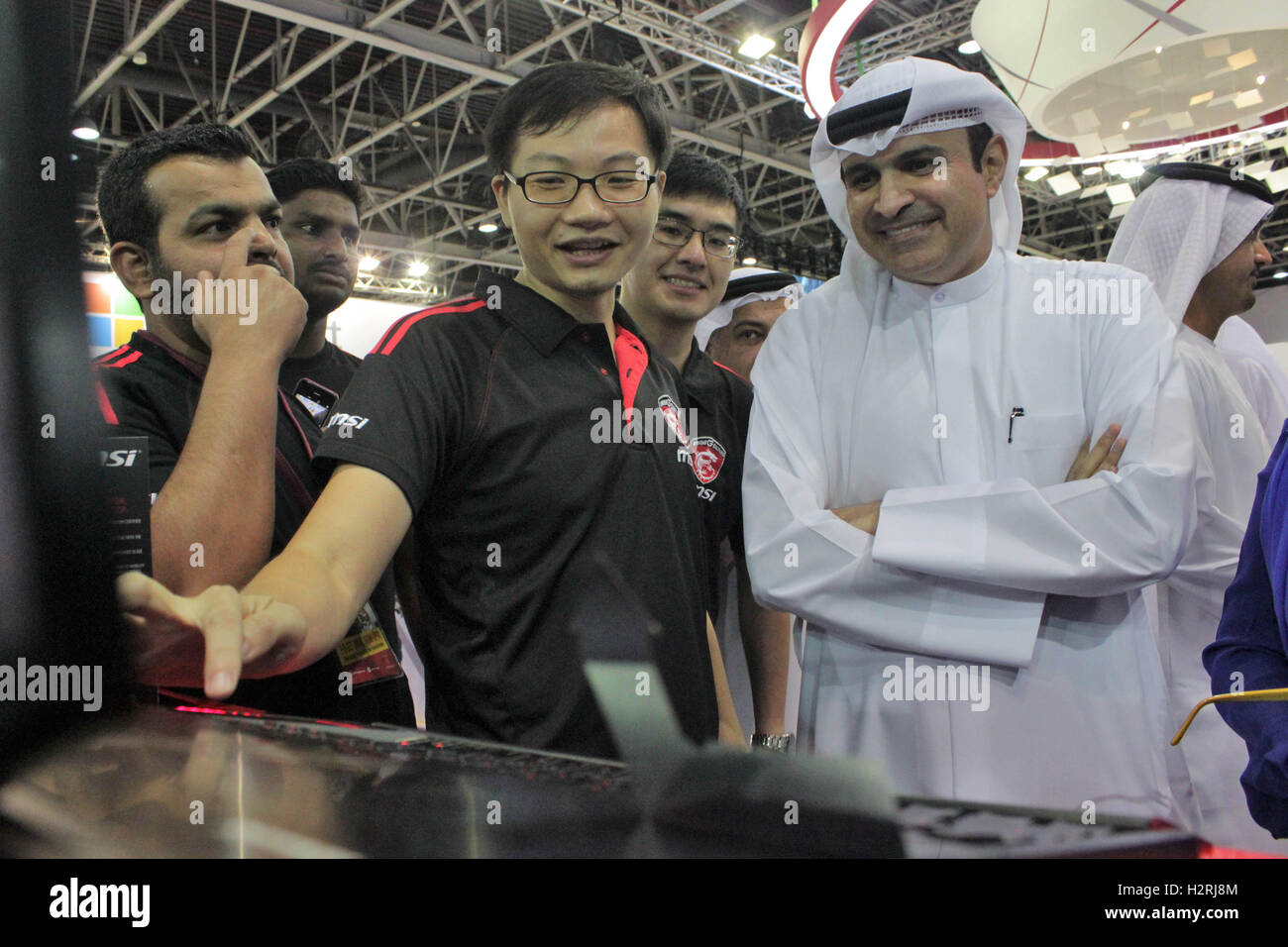 Dubai World Trade Centre, Dubai Vereinigte Arabische Emirate. 1. Oktober 2016. Seine Exzellenz Sami Al Qamzi Director General, Dubai Department der Economic Development (DED) (links) besuchten einige der Aussteller während der Eröffnung der Veranstaltung. Bildnachweis: Robert Oswald Alfiler/Alamy Live-Nachrichten Stockfoto