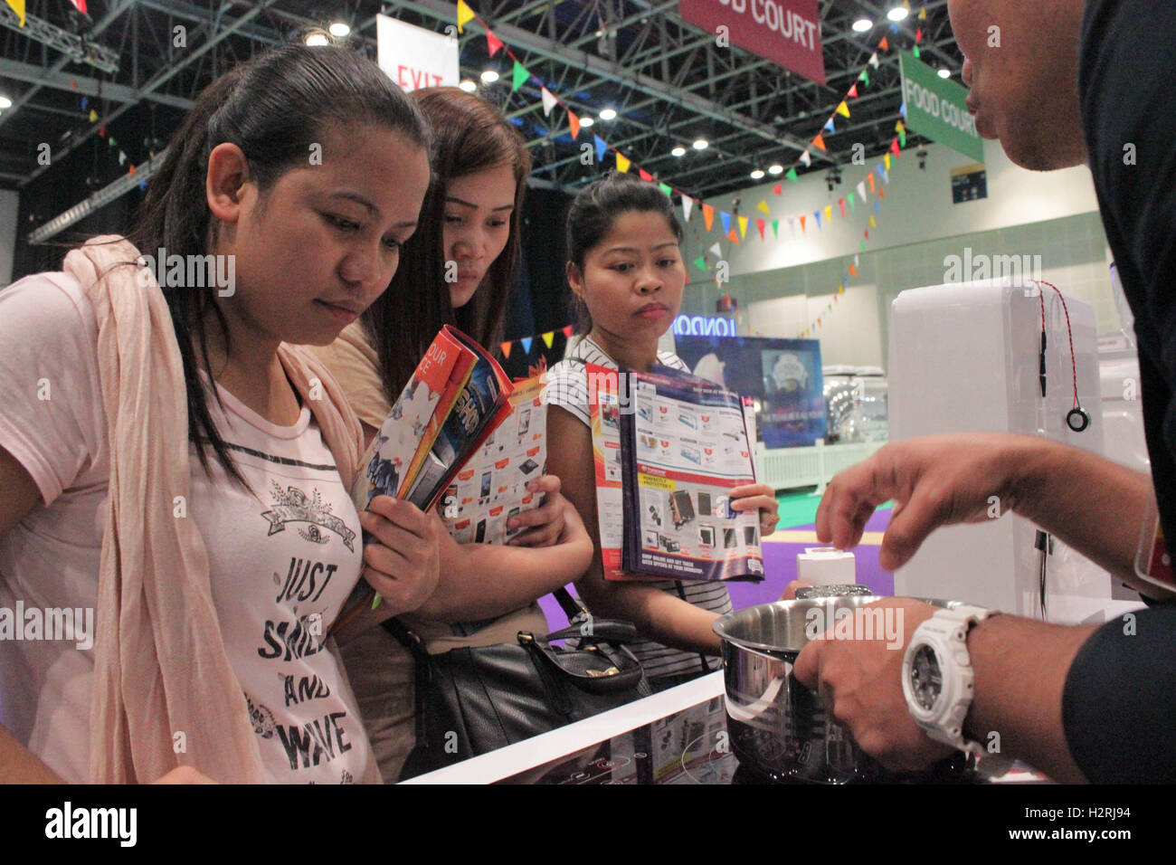 Dubai World Trade Centre, Dubai Vereinigte Arabische Emirate. 1. Oktober 2016. GITEX Shopper bietet Unterhaltungselektronik wie LCD/LED Fernseher, Smartphones & Feature Telefone, Kabel & Steckverbinder, Home Theater, DVD & Blu Ray-Player, Projektoren, HiFi-Systeme & Musik-Player, Musikinstrumente, Home Theater Systeme und damit verbundenen Zubehör, Abdeckungen & Screenguards. Bildnachweis: Robert Oswald Alfiler/Alamy Live-Nachrichten Stockfoto