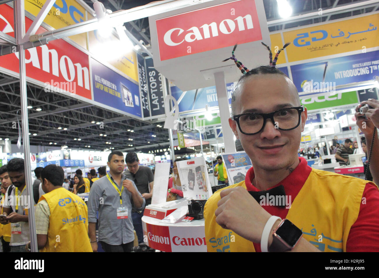 Dubai World Trade Centre, Dubai Vereinigte Arabische Emirate. 1. Oktober 2016. Canon Sales Aussteller Ferlie Canlas gerne für Sie da. Bildnachweis: Robert Oswald Alfiler/Alamy Live-Nachrichten Stockfoto