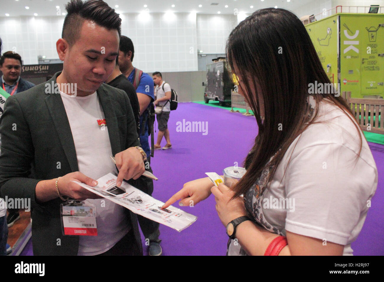 Dubai World Trade Centre, Dubai Vereinigte Arabische Emirate. 1. Oktober 2016. GITEX Shopper bietet Desktops, Notebooks, Gaming-Laptops, Cabrios / 2 in 1 diejenigen, All in One (Desktops), Tabletten und damit verbundenen Zubehör & Peripheriegeräte, Networking Geräte, Festplatte & Speicherkarten, Power Banks. Bildnachweis: Robert Oswald Alfiler/Alamy Live-Nachrichten Stockfoto