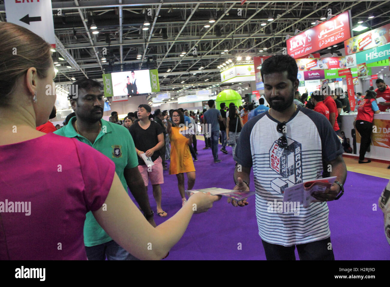 Dubai World Trade Centre, Dubai Vereinigte Arabische Emirate. 1. Oktober 2016. Das erste seiner Art in der Region, die Plattform nimmt Benutzererfahrung auf die nächste Ebene durch die Konzentration auf den sozialen Austausch was Käufer und ihre Freunde sind innerhalb ihrer sozialen Gemeinschaft zu erwerben - teilen Sie Ihre Lieblings-Funde und Käufe Freunden empfehlen! Überweisung und Zahlung von Rechnungen sind nun bei einem Klick auf eine Schaltfläche. Bildnachweis: Robert Oswald Alfiler/Alamy Live-Nachrichten Stockfoto