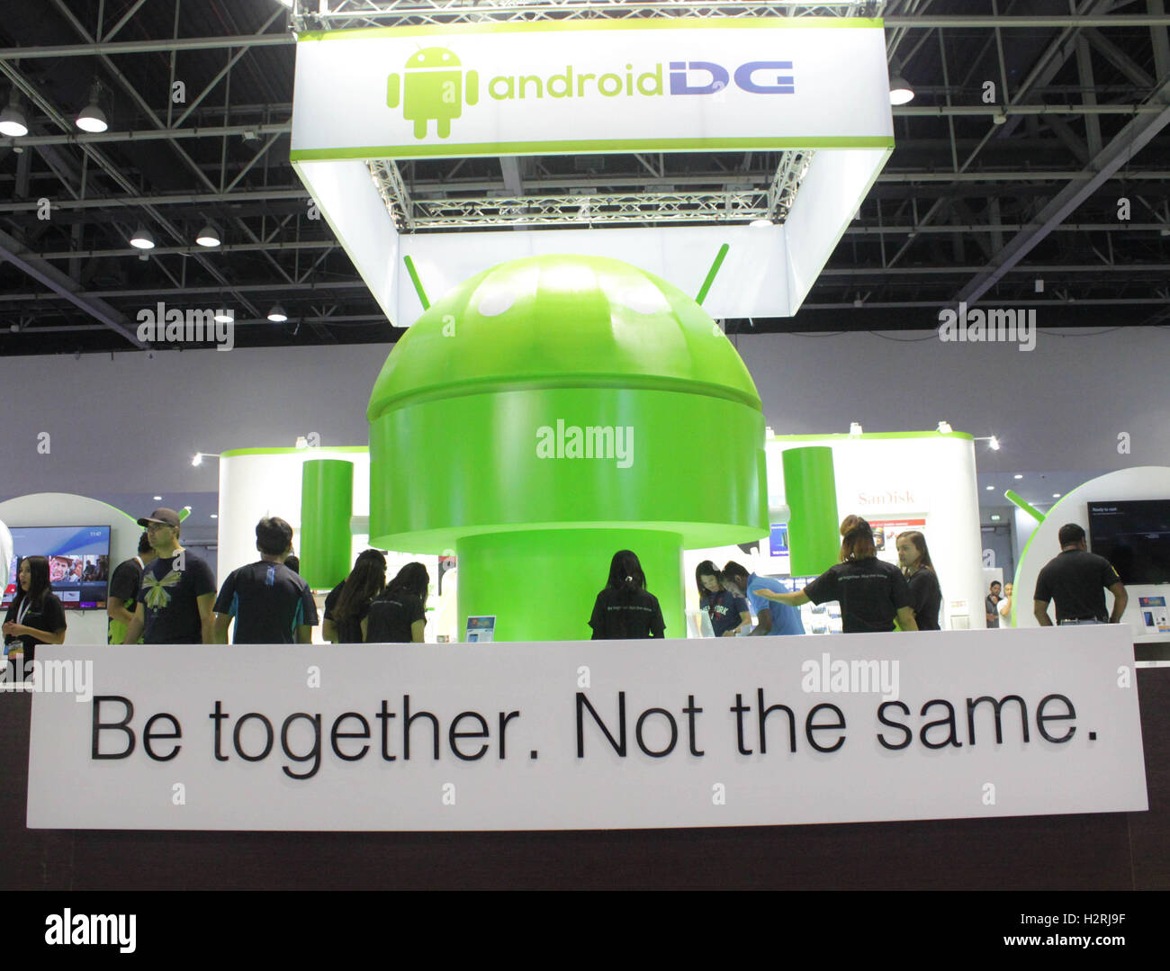 Dubai World Trade Centre, Dubai Vereinigte Arabische Emirate. 1. Oktober 2016. GITEX bietet Spiel- und Unterhaltungsmöglichkeiten wie Virtual Reality Headsets, Gaming-Konsolen, Joysticks & Controller, Spiel-Titel, Gaming-Zubehör & Peripheriegeräte, MP3 & MP4-Player, Karaoke-Maschinen Credit: Robert Oswald Alfiler/Alamy Live News Stockfoto