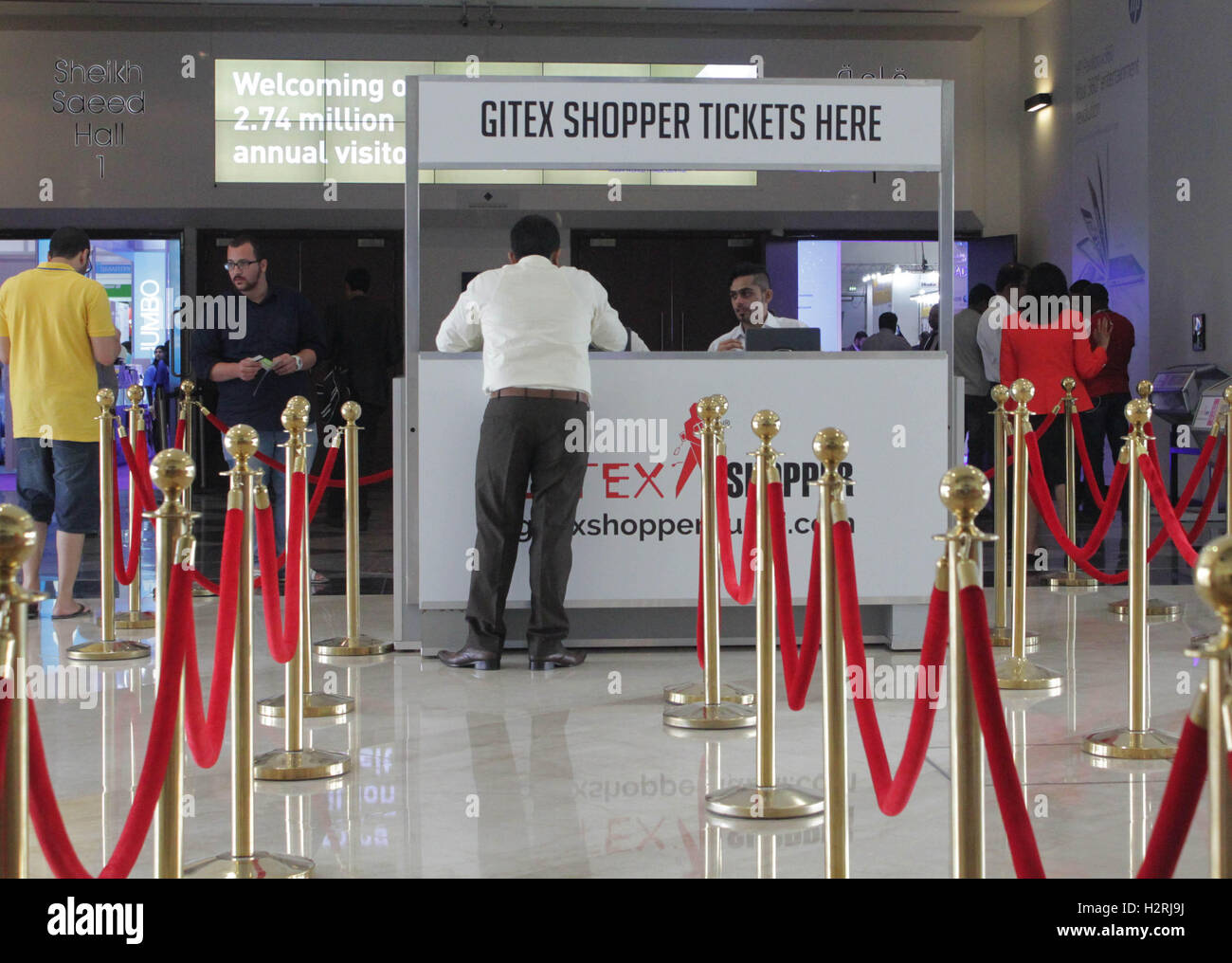 Dubai World Trade Centre, Dubai Vereinigte Arabische Emirate. 1. Oktober 2016. GITEX Shopper wird professionell verwaltet und gehostet von Dubai World Trade Centre (DWTC) bietet mehr als drei Jahrzehnte Erfahrung in der Bereitstellung von Weltklasse-Events im Nahen Osten, mit lokalen, regionalen und internationalen Ausstellungen mit unübertroffenen Erfahrung und profunde Marktkenntnisse. Das umfangreiche Portfolio von führenden Fach- und Publikumsmesse Messe- und Event-Marken gehören unter anderem GITEX Technology Week, Gulfood Dubai International Boat Show und Dubai International Motor Show. Bildnachweis: Robert Oswald Alfiler/Alamy Live Stockfoto