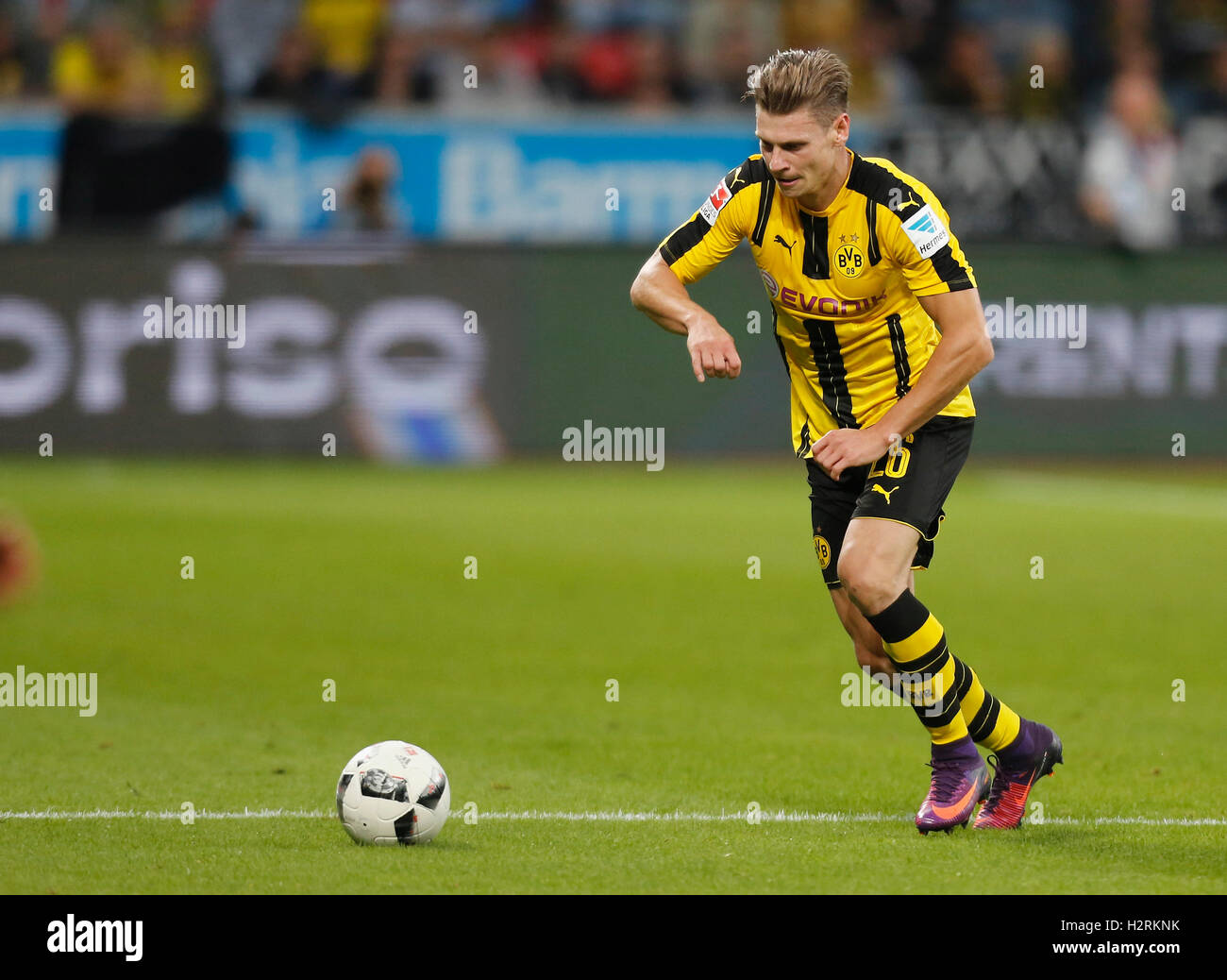 Leverkusen, Deutschland. 1. Oktober 2016. Bundesliga-Spieltag 6, Bayer 04 Leverkusen - Borussia Dortmund: Lukasz Piszczek (Dortmund) steuert den Ball. Bildnachweis: Jürgen Schwarz/Alamy Live-Nachrichten Stockfoto