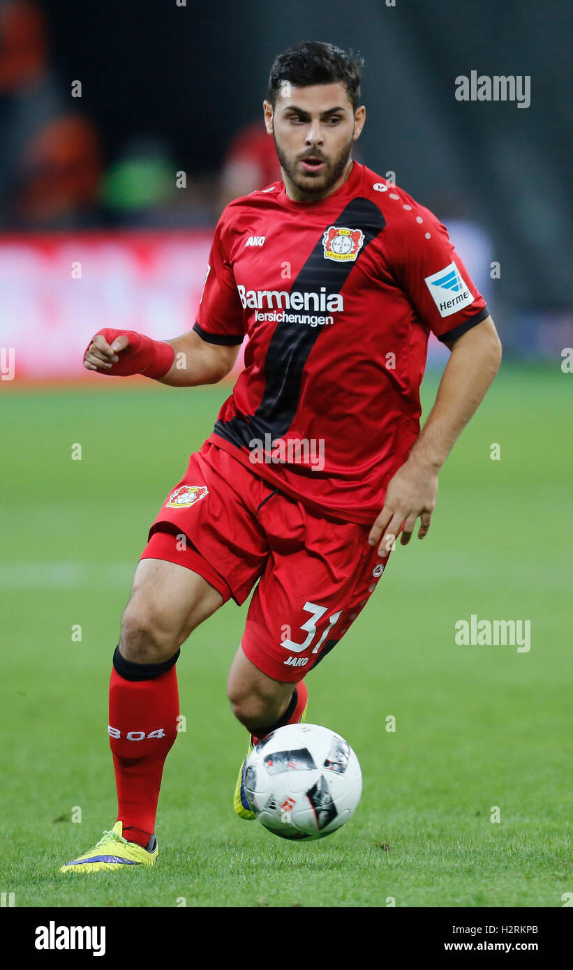 Leverkusen, Deutschland. 1. Oktober 2016. Bundesliga-Spieltag 6, Bayer 04 Leverkusen - Borussia Dortmund: Kevin Volland (Leverkusen) steuert den Ball. Bildnachweis: Jürgen Schwarz/Alamy Live-Nachrichten Stockfoto