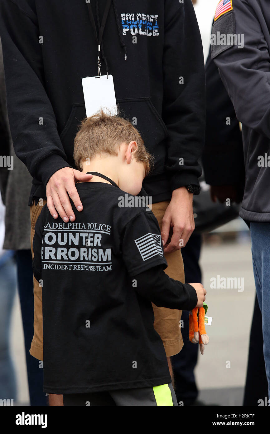 Philadelphia, PA, USA. 1. Oktober 2016. Familie des gefallenen Polizisten auf der 62. jährlichen Philadelphia Helden begeistern Show auf dem Parkplatz der Wells Fargo in Philadelphia, Pennsylvania auf 1. Oktober 2016 abgebildet Credit: Star Shooter/Medien Punch/Alamy Live News Stockfoto