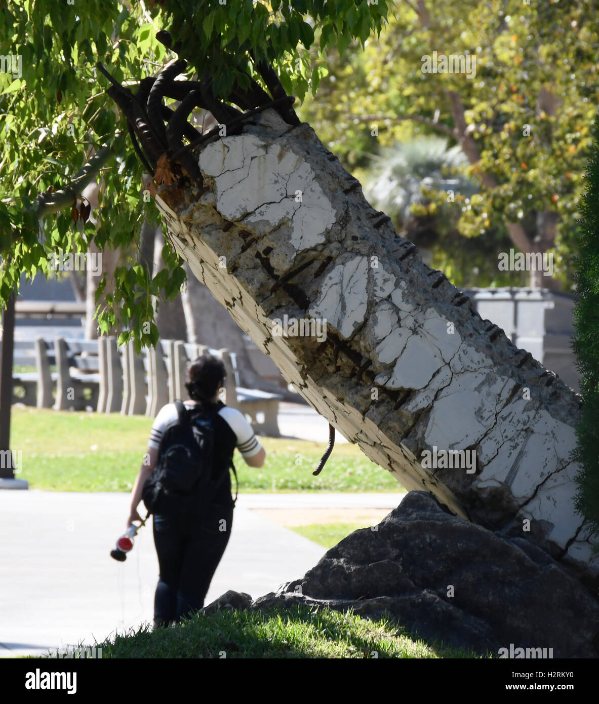 1. Oktober 2016, 2016. Northridge, CA, die einzige sichtbare Beben Schäden, die kann immer noch sein Szene aus dem 1994 Northridge-Beben am CSUN Collage California Samstag. Ein Schwarm von Erdbeben, die Salton Sea Bereich Anfang dieser Woche rüttelte hat erhöht die Wahrscheinlichkeit von einem großen Beben schlagen südlichen California.The Kalifornien Büro des Emergency Services (OES) ausgestellt ein Erdbeben beratenden Warnung Bewohner und Beamten in Ventura, San Diego, San Bernardino, Riverside, Orange, Los Angeles, Kern und kaiserlichen Grafschaften gab es eine größere Möglichkeit eines schweren Erdbebens durch Okt. 4. mehr t Stockfoto