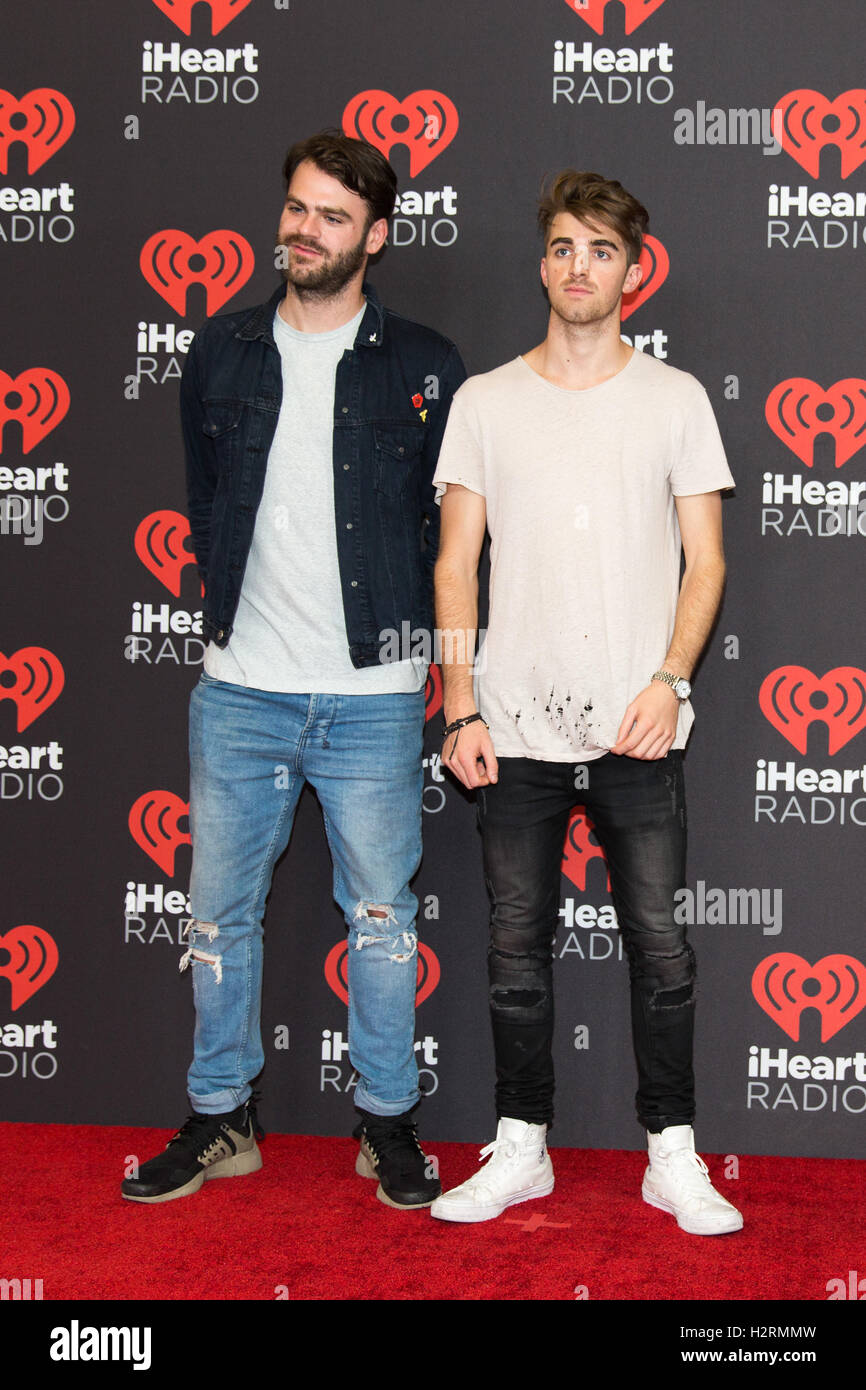 Las Vegas, Nevada, USA. 24. Sep, 2016. ALEX PALL und ANDREW TAGGART von The Chainsmokers posieren auf dem roten Teppich beim iHeartRadio Music Festival in Las Vegas, Nevada © Daniel DeSlover/ZUMA Draht/Alamy Live News Stockfoto