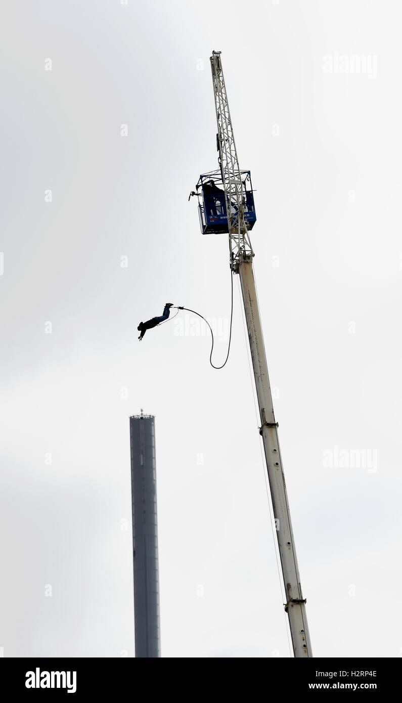 Brighton UK bekommen, 2. Oktober 2016 - Bungee-Jumper einen tollen Blick auf die kürzlich eröffnete BA i360 Aussichtsturm auf Brighton Seafront wie sie von einem mobilen Kran Vormittag Foto von Simon Dack/Alamy Live News springen Stockfoto