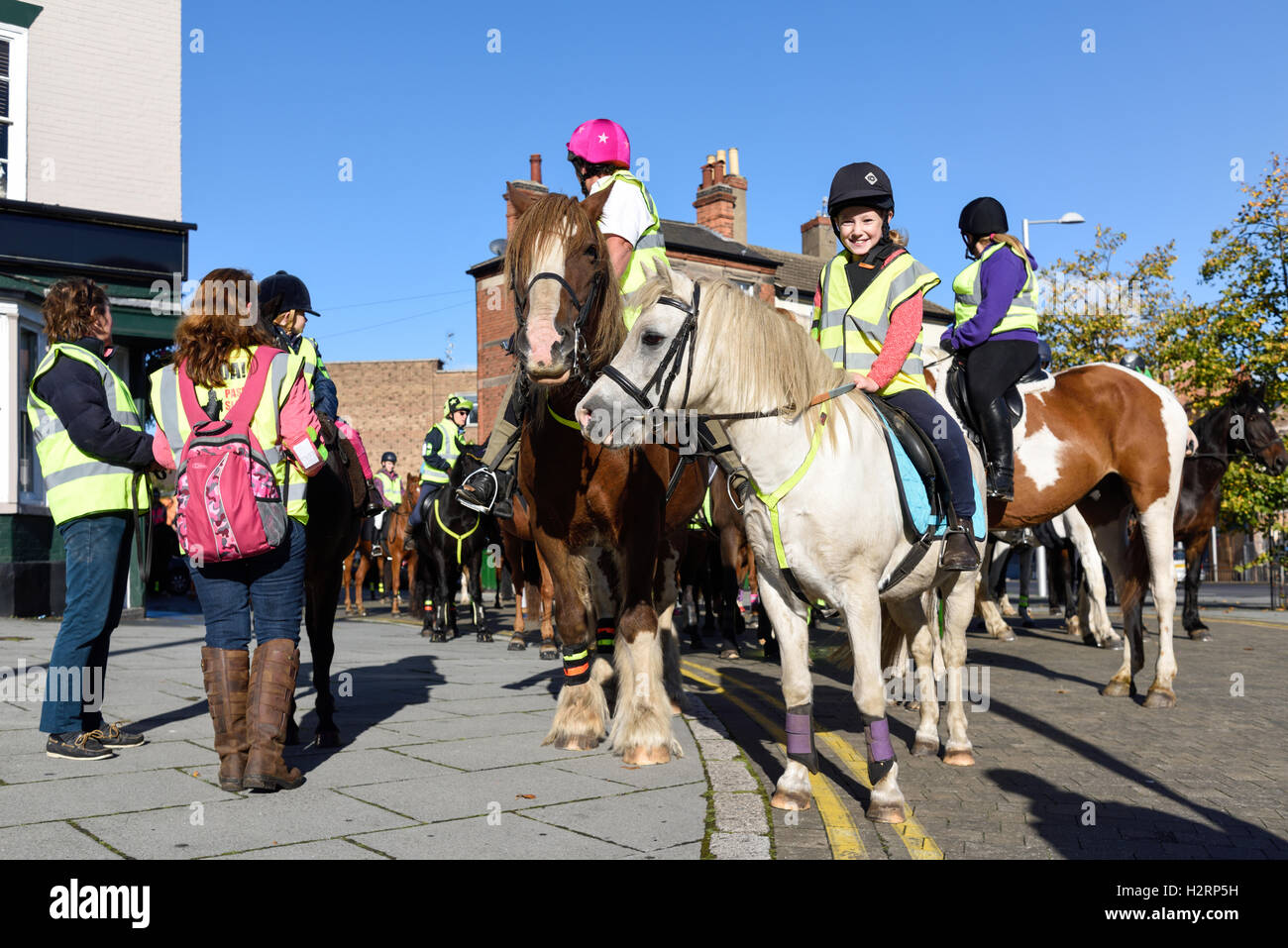 Nottingham, UK, 2. Oktober 2016: rund 150 Reiter nahmen Teil an einer Demonstration in Nottingham Stadtzentrum heute Morgen. Die machen es recht Kampagne soll das Bewusstsein für Fahrer über die Gefahren von zu schnell fahren oder laut rund um Pferde, die leicht erschreckt werden können. Sie möchten 15 km/h Höchstgeschwindigkeit auf öffentlichen Straßen vorbei, beim Reiter und ihre Pferde zu übergeben. Stockfoto