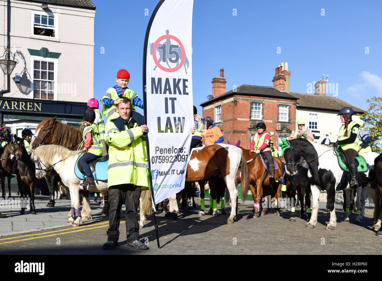 Nottingham, UK, 2. Oktober 2016: rund 150 Reiter nahmen Teil an einer Demonstration in Nottingham Stadtzentrum heute Morgen. Die machen es recht Kampagne soll das Bewusstsein für Fahrer über die Gefahren von zu schnell fahren oder laut rund um Pferde, die leicht erschreckt werden können. Sie möchten 15 km/h Höchstgeschwindigkeit auf öffentlichen Straßen vorbei, beim Reiter und ihre Pferde zu übergeben. Stockfoto