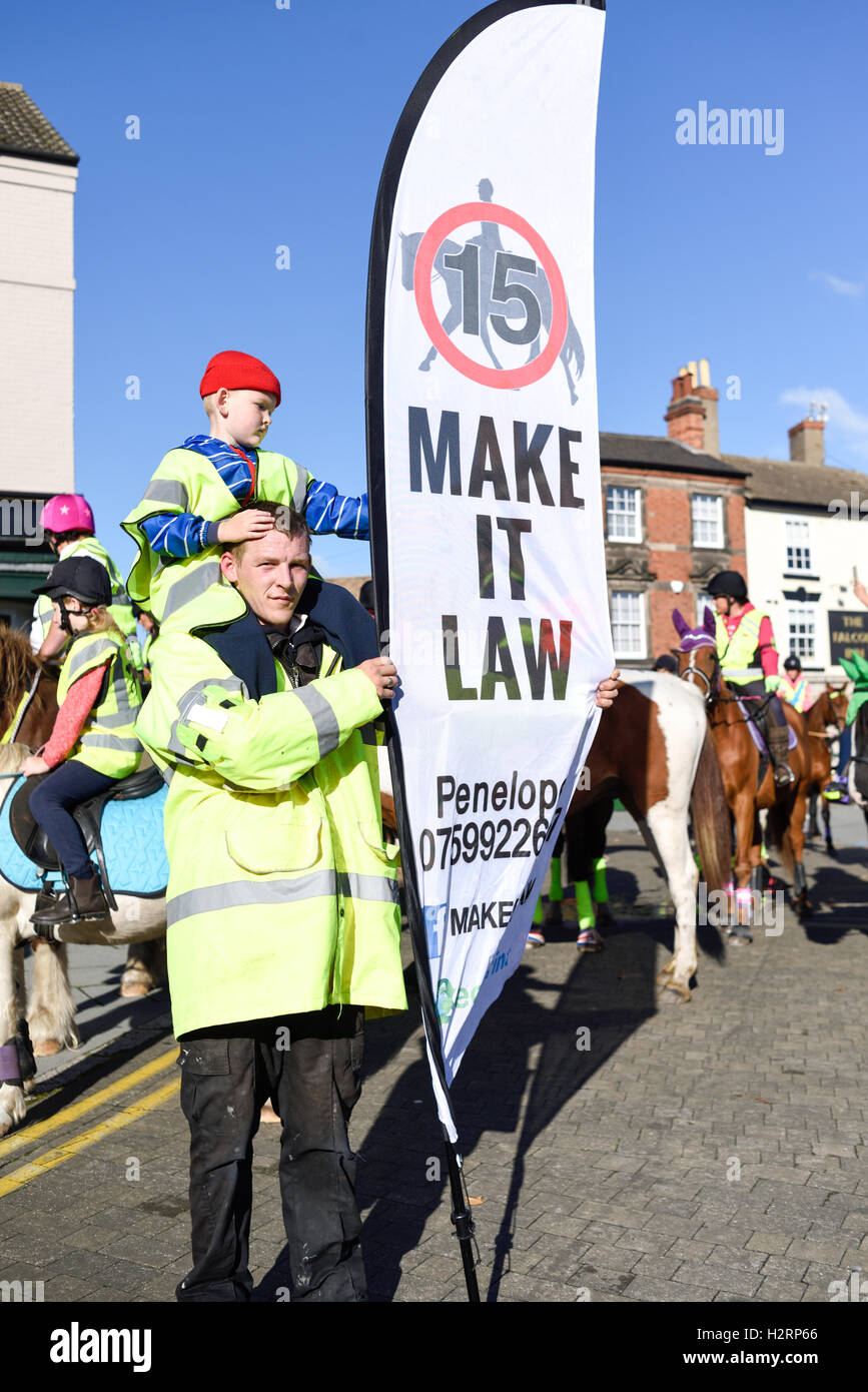 Nottingham, UK, 2. Oktober 2016: rund 150 Reiter nahmen Teil an einer Demonstration in Nottingham Stadtzentrum heute Morgen. Die machen es recht Kampagne soll das Bewusstsein für Fahrer über die Gefahren von zu schnell fahren oder laut rund um Pferde, die leicht erschreckt werden können. Sie möchten 15 km/h Höchstgeschwindigkeit auf öffentlichen Straßen vorbei, beim Reiter und ihre Pferde zu übergeben. Stockfoto