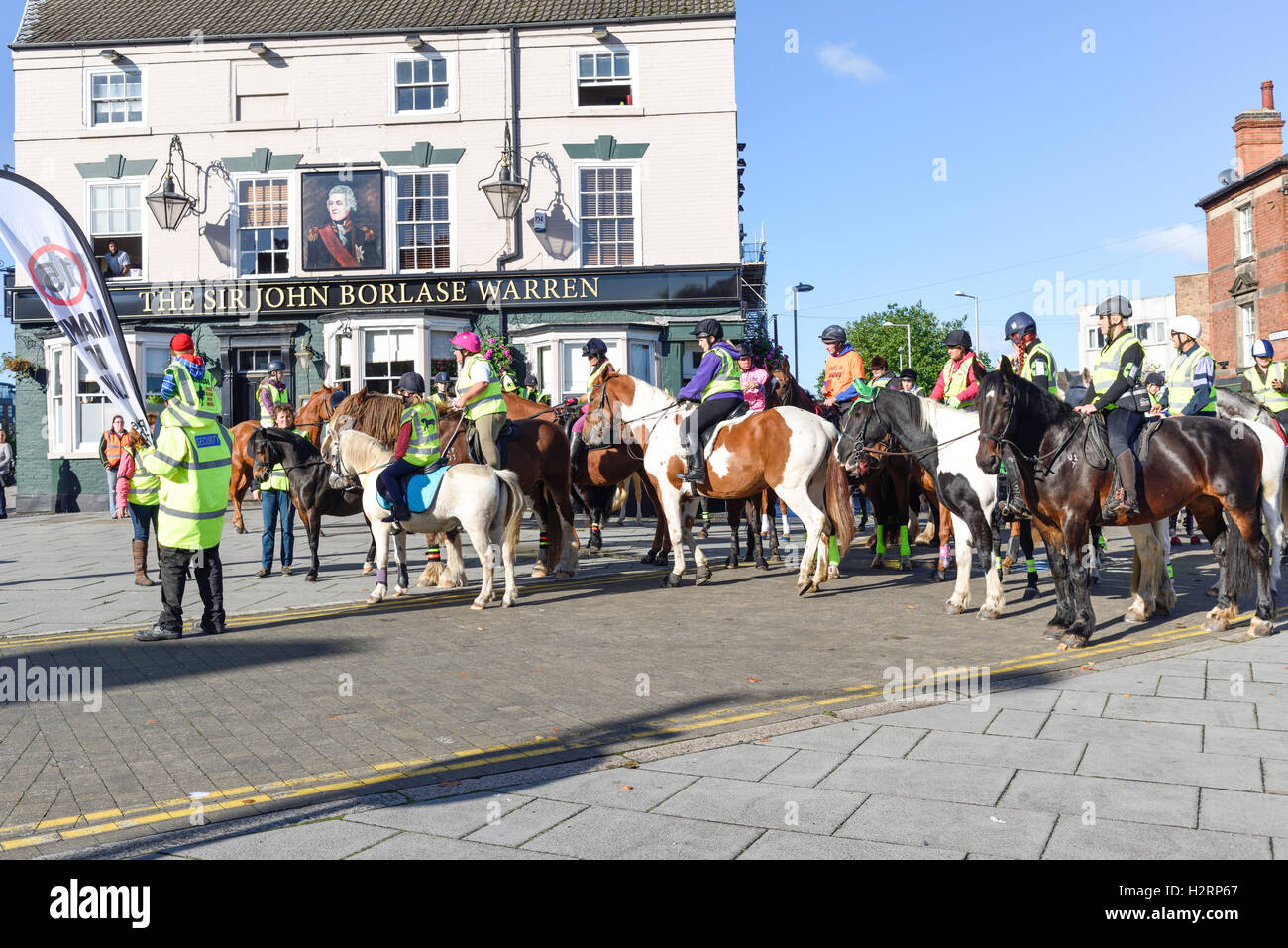 Nottingham, UK, 2. Oktober 2016: rund 150 Reiter nahmen Teil an einer Demonstration in Nottingham Stadtzentrum heute Morgen. Die machen es recht Kampagne soll das Bewusstsein für Fahrer über die Gefahren von zu schnell fahren oder laut rund um Pferde, die leicht erschreckt werden können. Sie möchten 15 km/h Höchstgeschwindigkeit auf öffentlichen Straßen vorbei, beim Reiter und ihre Pferde zu übergeben. Stockfoto