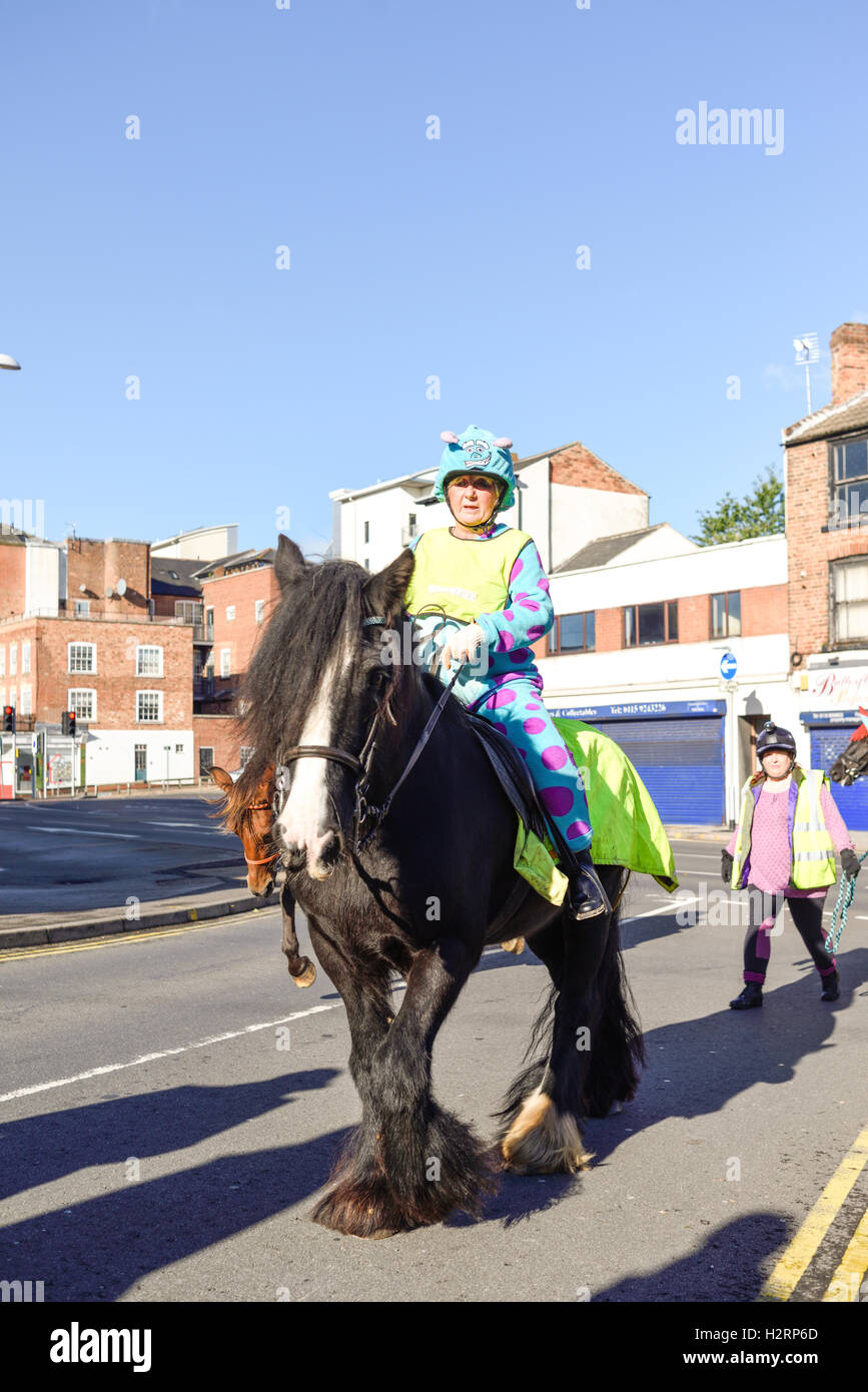 Nottingham, UK, 2. Oktober 2016: rund 150 Reiter nahmen Teil an einer Demonstration in Nottingham Stadtzentrum heute Morgen. Die machen es recht Kampagne soll das Bewusstsein für Fahrer über die Gefahren von zu schnell fahren oder laut rund um Pferde, die leicht erschreckt werden können. Sie möchten 15 km/h Höchstgeschwindigkeit auf öffentlichen Straßen vorbei, beim Reiter und ihre Pferde zu übergeben. Stockfoto