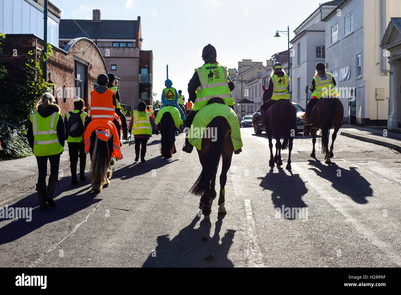 Nottingham, UK, 2. Oktober 2016: rund 150 Reiter nahmen Teil an einer Demonstration in Nottingham Stadtzentrum heute Morgen. Die machen es recht Kampagne soll das Bewusstsein für Fahrer über die Gefahren von zu schnell fahren oder laut rund um Pferde, die leicht erschreckt werden können. Sie möchten 15 km/h Höchstgeschwindigkeit auf öffentlichen Straßen vorbei, beim Reiter und ihre Pferde zu übergeben. Stockfoto
