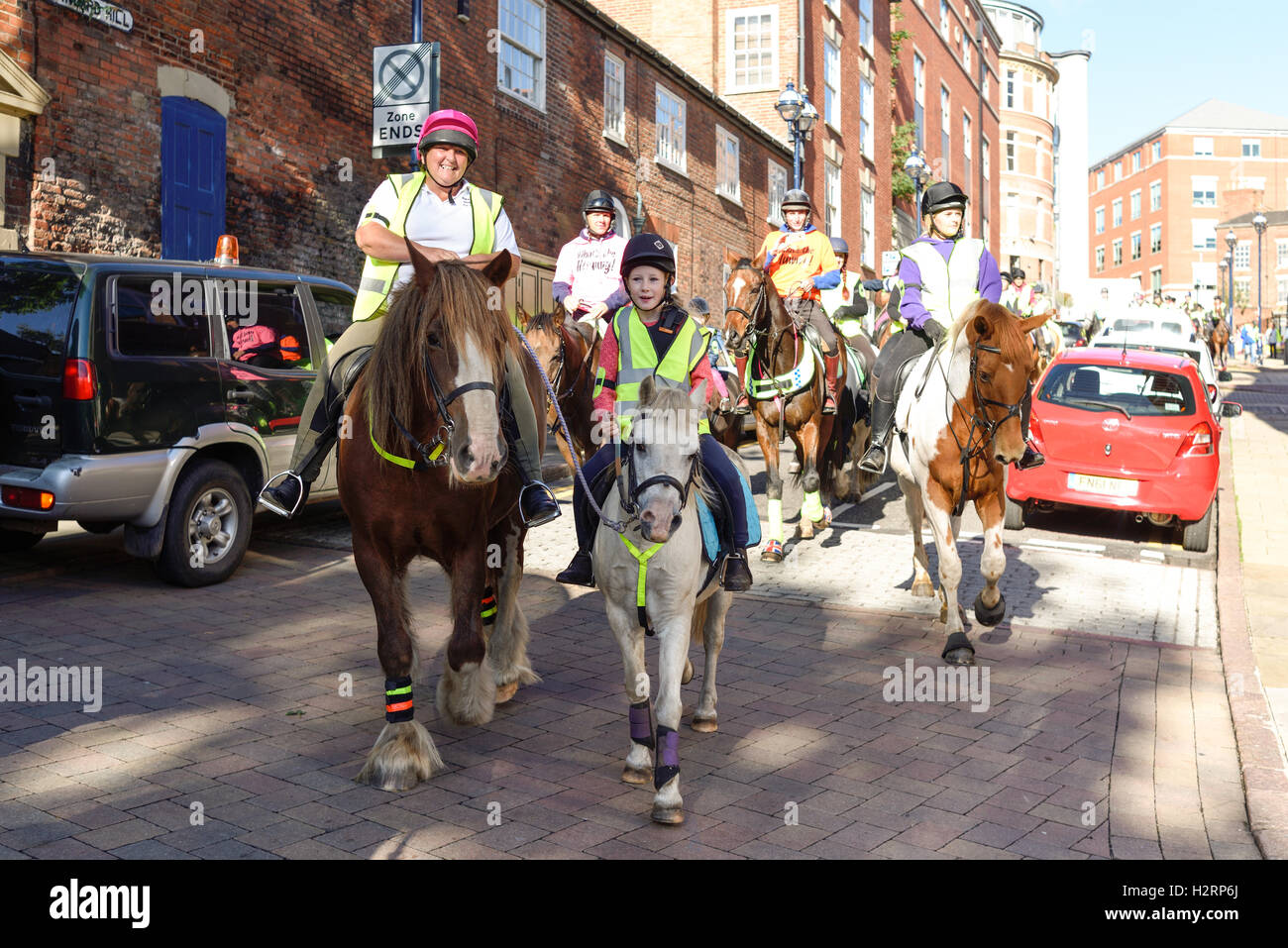 Nottingham, UK, 2. Oktober 2016: rund 150 Reiter nahmen Teil an einer Demonstration in Nottingham Stadtzentrum heute Morgen. Die machen es recht Kampagne soll das Bewusstsein für Fahrer über die Gefahren von zu schnell fahren oder laut rund um Pferde, die leicht erschreckt werden können. Sie möchten 15 km/h Höchstgeschwindigkeit auf öffentlichen Straßen vorbei, beim Reiter und ihre Pferde zu übergeben. Stockfoto