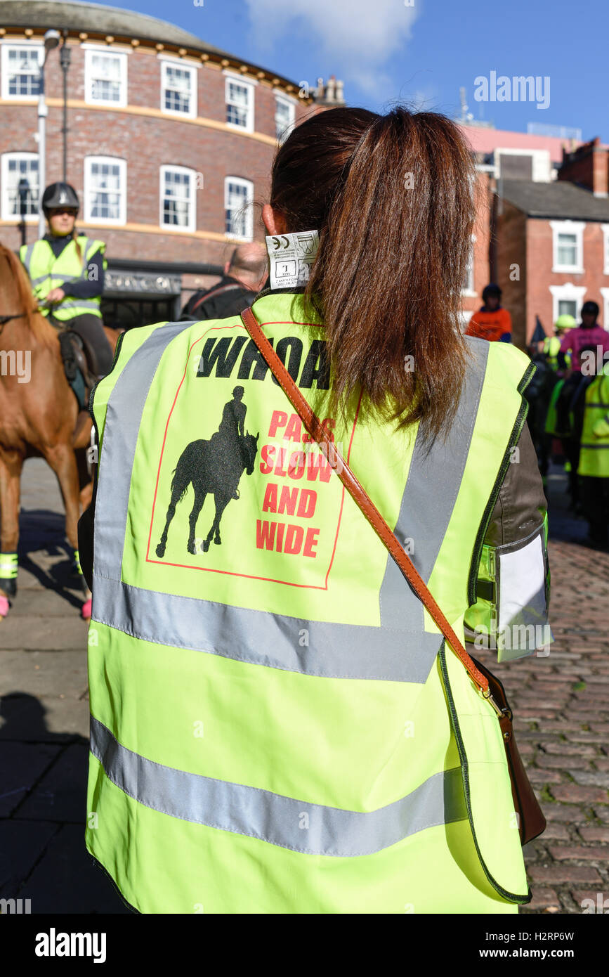 Nottingham, UK, 2. Oktober 2016: rund 150 Reiter nahmen Teil an einer Demonstration in Nottingham Stadtzentrum heute Morgen. Die machen es recht Kampagne soll das Bewusstsein für Fahrer über die Gefahren von zu schnell fahren oder laut rund um Pferde, die leicht erschreckt werden können. Sie möchten 15 km/h Höchstgeschwindigkeit auf öffentlichen Straßen vorbei, beim Reiter und ihre Pferde zu übergeben. Stockfoto