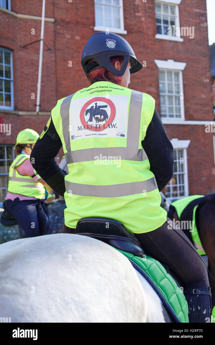 Nottingham, UK, 2. Oktober 2016: rund 150 Reiter nahmen Teil an einer Demonstration in Nottingham Stadtzentrum heute Morgen. Die machen es recht Kampagne soll das Bewusstsein für Fahrer über die Gefahren von zu schnell fahren oder laut rund um Pferde, die leicht erschreckt werden können. Sie möchten 15 km/h Höchstgeschwindigkeit auf öffentlichen Straßen vorbei, beim Reiter und ihre Pferde zu übergeben. Stockfoto