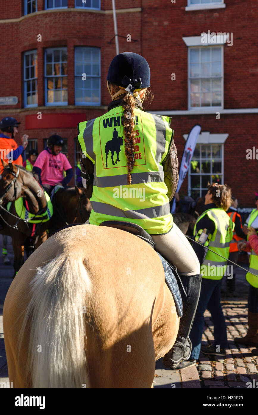 Nottingham, UK, 2. Oktober 2016: rund 150 Reiter nahmen Teil an einer Demonstration in Nottingham Stadtzentrum heute Morgen. Die machen es recht Kampagne soll das Bewusstsein für Fahrer über die Gefahren von zu schnell fahren oder laut rund um Pferde, die leicht erschreckt werden können. Sie möchten 15 km/h Höchstgeschwindigkeit auf öffentlichen Straßen vorbei, beim Reiter und ihre Pferde zu übergeben. Stockfoto