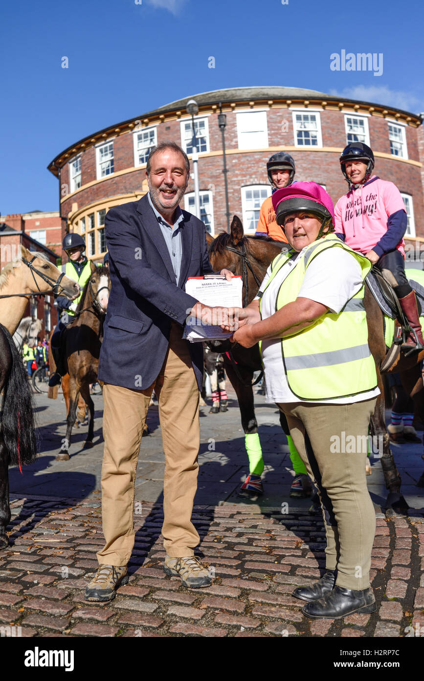Nottingham, UK, 2. Oktober 2016: rund 150 Reiter nahmen Teil an einer Demonstration in Nottingham Stadtzentrum heute Morgen. Die machen es recht Kampagne soll das Bewusstsein für Fahrer über die Gefahren von zu schnell fahren oder laut rund um Pferde, die leicht erschreckt werden können. Sie möchten 15 km/h Höchstgeschwindigkeit auf öffentlichen Straßen vorbei, beim Reiter und ihre Pferde zu übergeben. Nottinghamshire Polizei-Beauftragter Paddy Trinkgeld nimmt Petition. Stockfoto