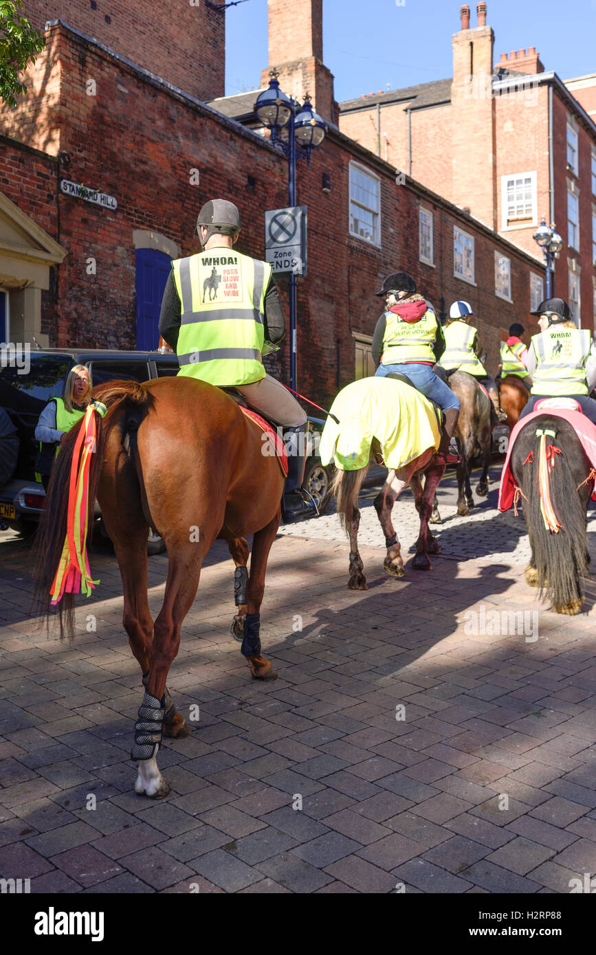 Nottingham, UK, 2. Oktober 2016: rund 150 Reiter nahmen Teil an einer Demonstration in Nottingham Stadtzentrum heute Morgen. Die machen es recht Kampagne soll das Bewusstsein für Fahrer über die Gefahren von zu schnell fahren oder laut rund um Pferde, die leicht erschreckt werden können. Sie möchten 15 km/h Höchstgeschwindigkeit auf öffentlichen Straßen vorbei, beim Reiter und ihre Pferde zu übergeben. Stockfoto