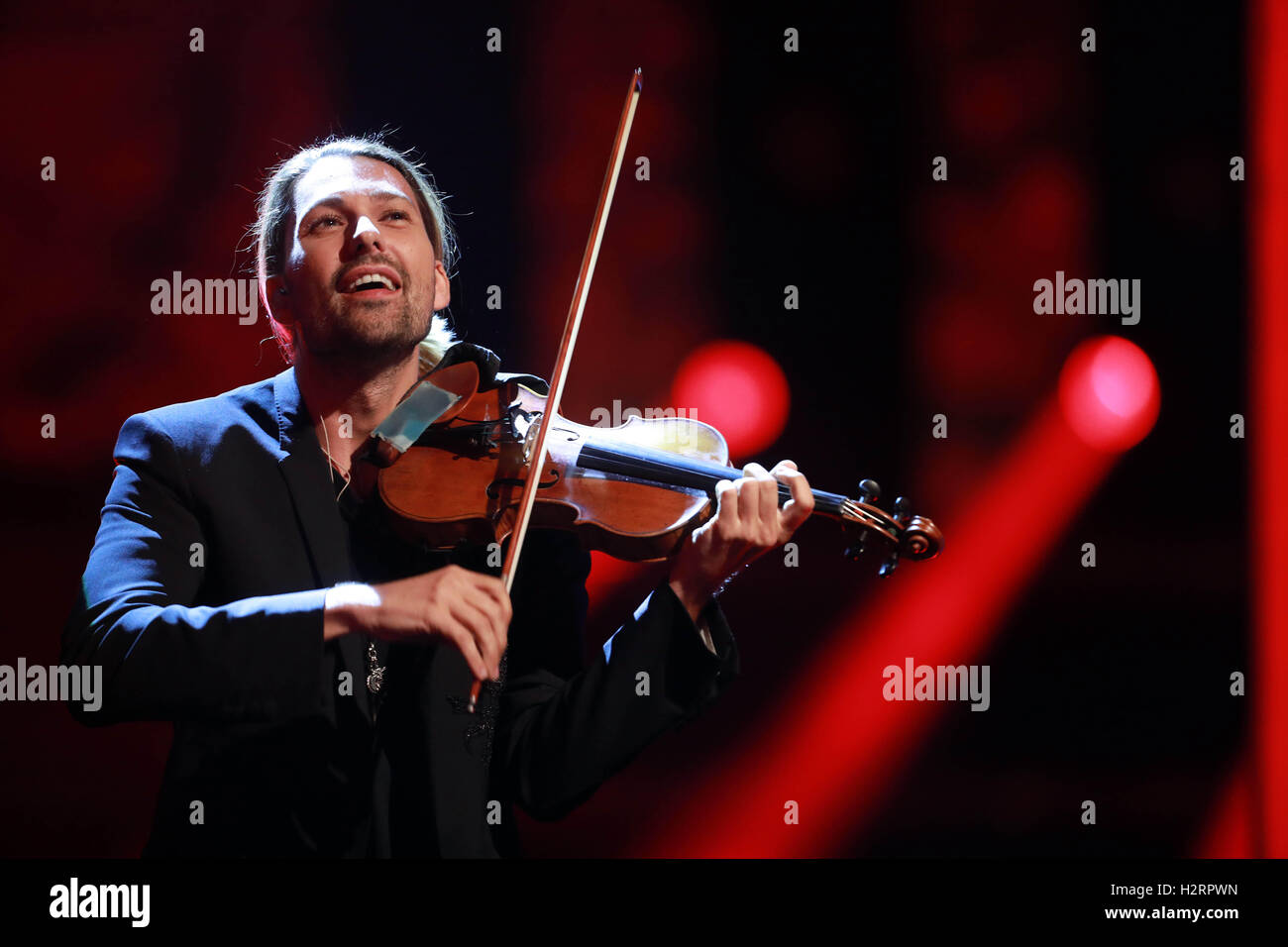 Berlin, Deutschland. 1. Oktober 2016. Geiger David Garrett spielt in der ZDF-Show "Willkommen Bei Carmen Nebel" in Berlin, Deutschland, 1. Oktober 2016. Foto: Jörg CARSTENSEN/Dpa/Alamy Live News Stockfoto