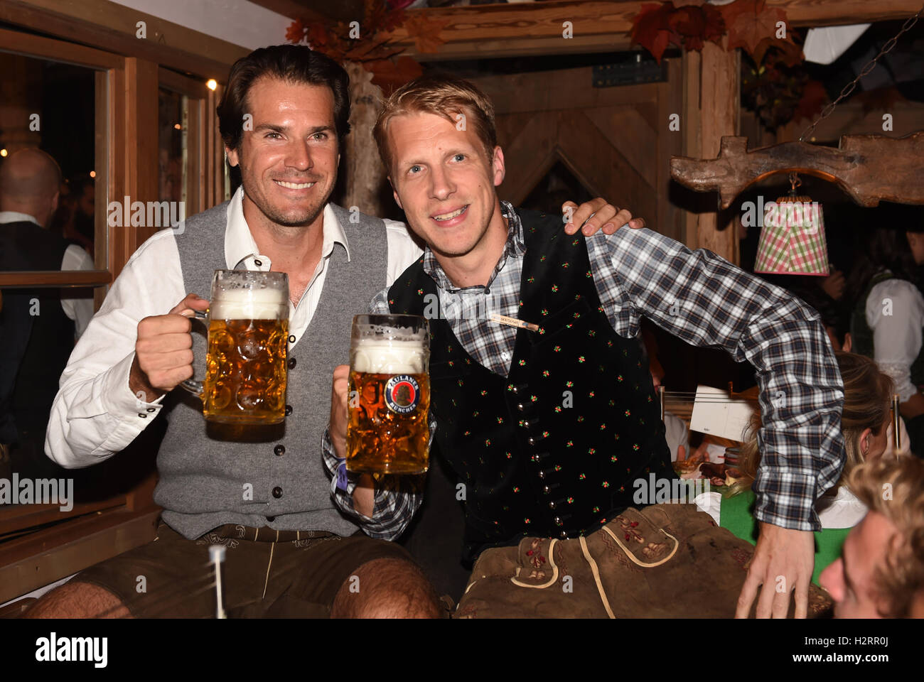München, Deutschland. 1. Oktober 2016. Tennisspieler Tommy Haas (L) und  Komiker Oliver Pocher stehen mit Liter Becher Bier in der Kaefer-Zelt auf  dem Oktoberfest in München, 1. Oktober 2016. Das 183. Oktoberfest