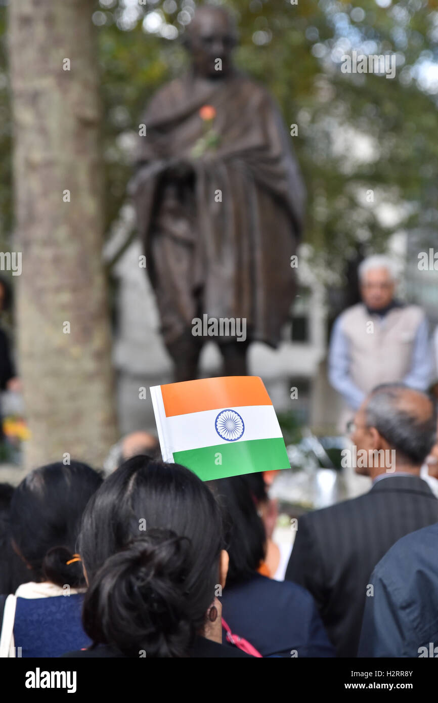 Parliament Square, London, UK. 2. Oktober 2016. Mitglieder der indischen Gemeinde feiern den Geburtstag von Mahatma Gandhi Stockfoto