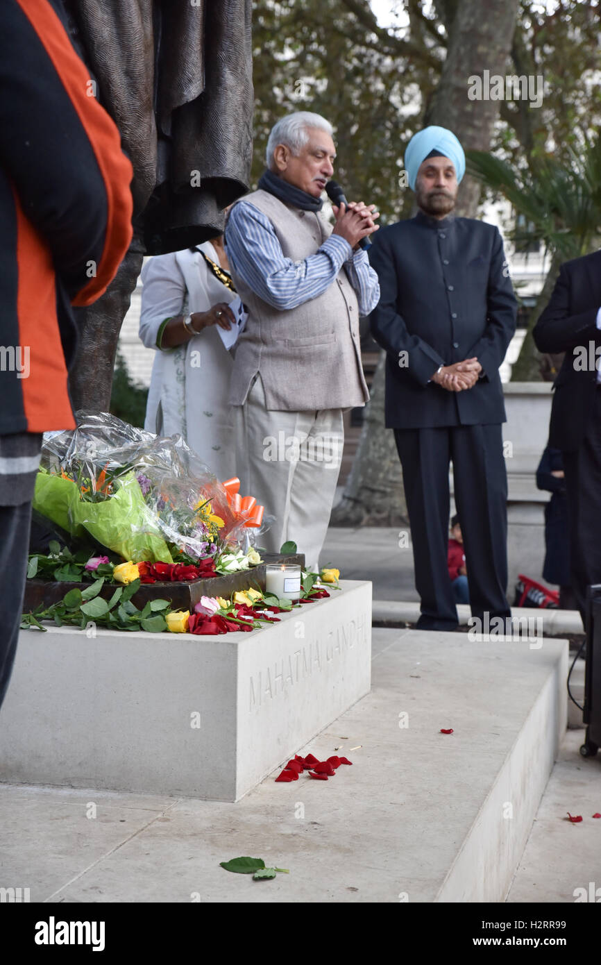 Parliament Square, London, UK. 2. Oktober 2016. Mitglieder der indischen Gemeinde feiern den Geburtstag von Mahatma Gandhi Stockfoto