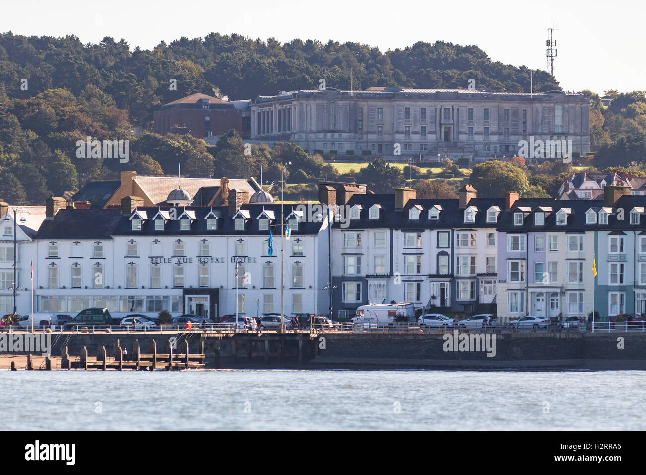 Ein Blick auf Aberystwyth Promenade mit der National Library of Wales im Hintergrund Stockfoto