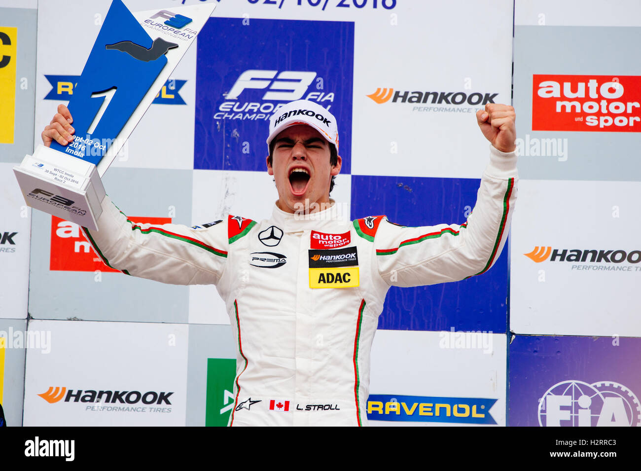 Imola, Italien. 2. Oktober 2016. Prema Powerteams Fahrer Lance Stroll der Kanada feiert nach dem Rennen 2 der FIA Formel 3-Europameisterschaft zu gewinnen und Sicherung der FIA Formel 3 Europameister-Titel in Imola, Italien am 2. Oktober 2016.  Bildnachweis: Jure Makovec/Alamy Live-Nachrichten Stockfoto