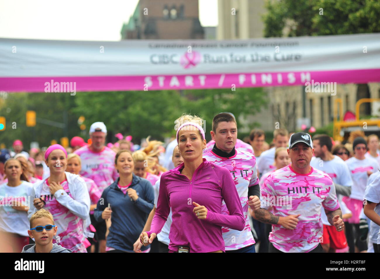 London, Ontario, Kanada. 2. Oktober 2016. Hunderte nehmen an der jährlichen CIBC laufen für die Heilung-Charity-Lauf in London, Ontario. Laufen Sie für die Heilung die größte Single-Tag, unter der Leitung von Freiwilligen Veranstaltung in Kanada ist zur Unterstützung der Geldbeschaffung für die Canadian Breast Cancer Foundation. Bildnachweis: Jonny White/Alamy Live-Nachrichten Stockfoto