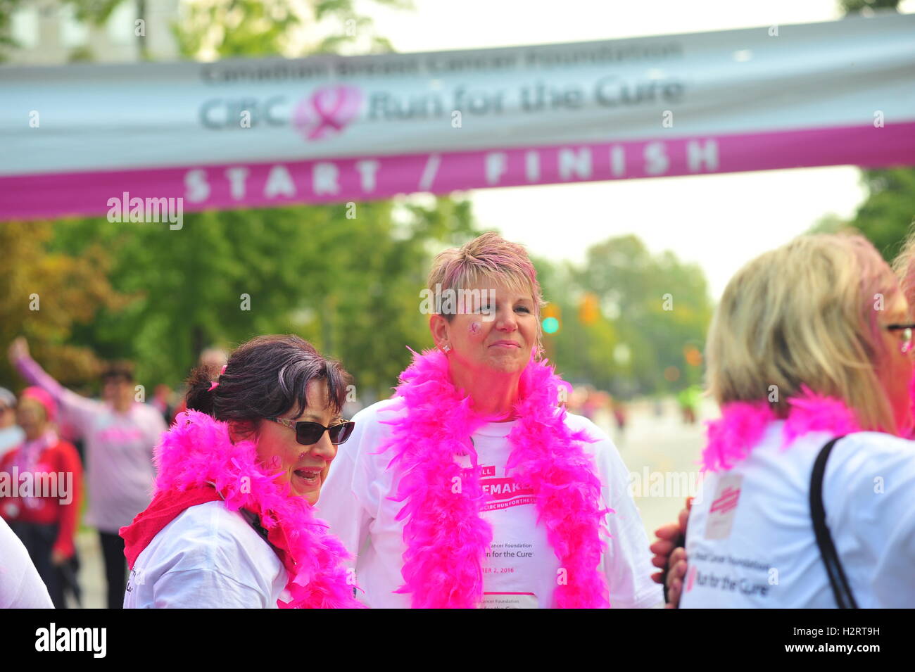 London, Ontario, Kanada. 2. Oktober 2016. Frauen an der Ziellinie nach Abschluss der jährlichen CIBC laufen für die Heilung Charity run in London, Ontario. Laufen Sie für die Heilung die größte Single-Tag, unter der Leitung von Freiwilligen Veranstaltung in Kanada ist zur Unterstützung der Geldbeschaffung für die Canadian Breast Cancer Foundation. Bildnachweis: Jonny White/Alamy Live-Nachrichten Stockfoto