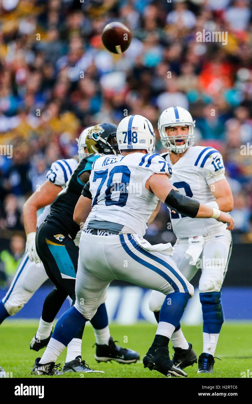 Wembley Stadium, London, UK. 2. Oktober 2016. NFL International Series. Indianapolis Colts gegen Jacksonville Jaguars. Indianapolis Colts Quarterback Andrew Luck (12) sieht seine Passfall unvollständig. © Aktion Plus Sport/Alamy Live-Nachrichten Stockfoto