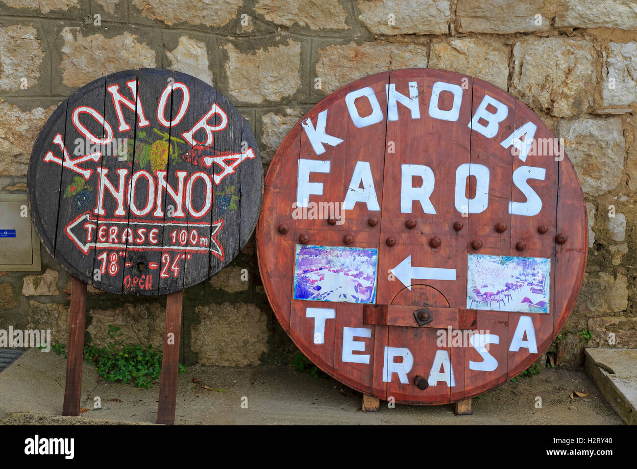 Konoba Nono und Konoba Faros Restaurant Zeichen aufgemalt Weinfass Tops, Jelsa, Insel Hvar, Kroatien, Dalmatien, dalmatinische Küste Europas. Stockfoto