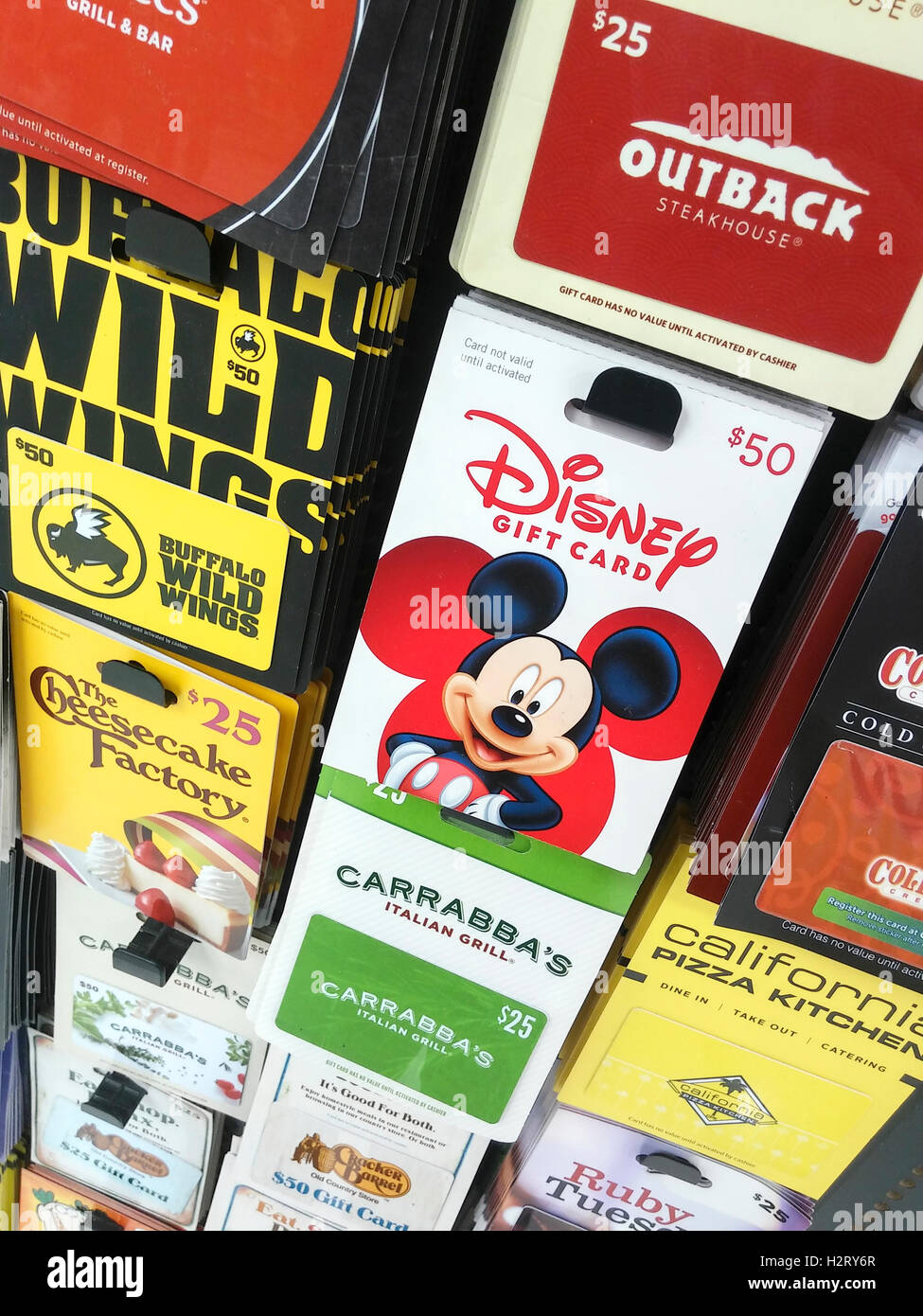 Eine Auswahl von Geschenk-Karten, einschließlich eine Geschenkkarte von Walt Disney Co. in einem Store in New York am Dienstag, 27. September 2016. (© Richard B. Levine) Stockfoto