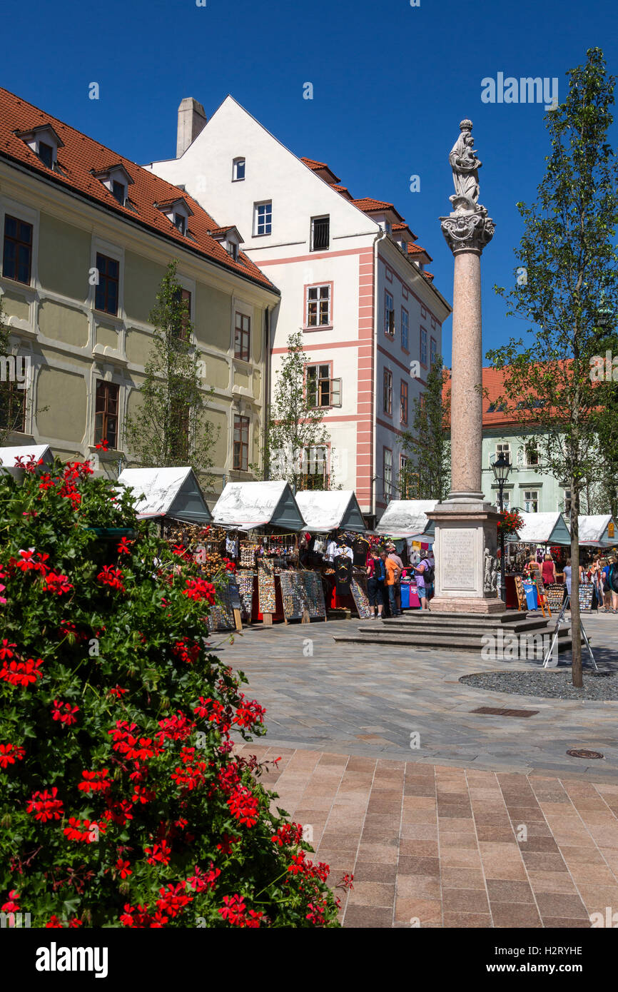 Belebten Markt in SNP-Platz in der Stadt Bratislava, die Hauptstadt der Slowakei in Osteuropa. Stockfoto