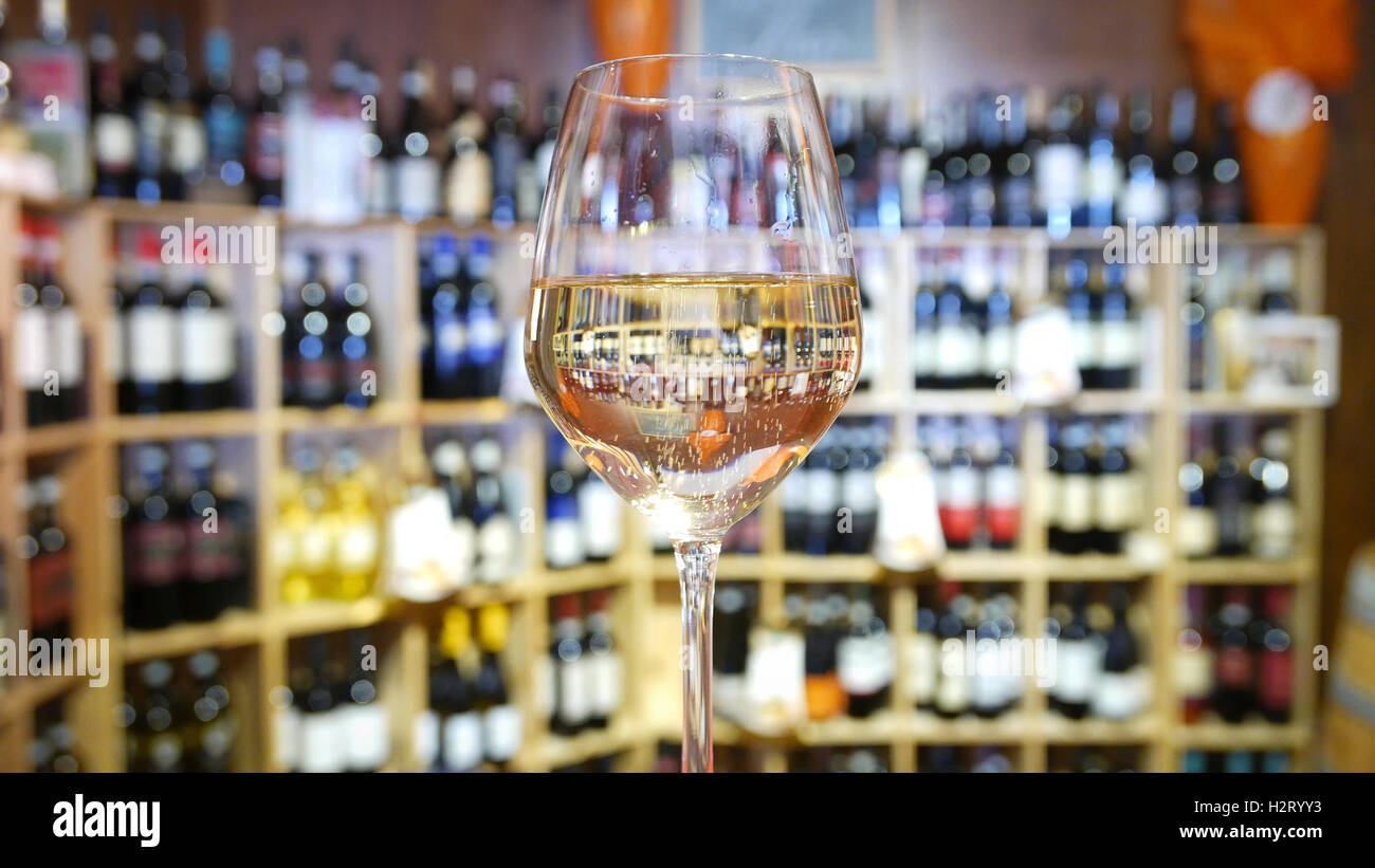 Weißweinglas in einem italienischen Wein Shop. Stockfoto