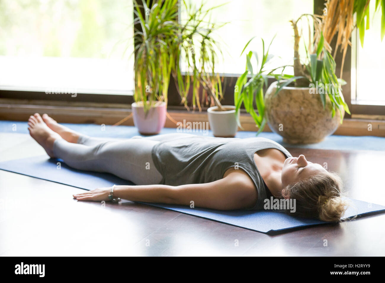 Yoga zu Hause: Shavasana Pose Stockfoto