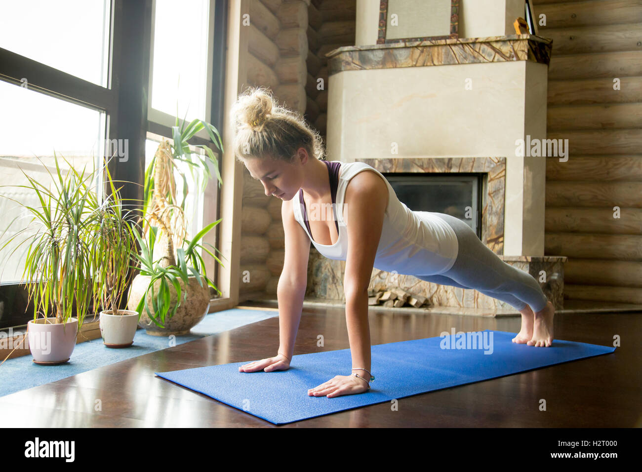 Yoga zu Hause: Plank Pose Stockfoto