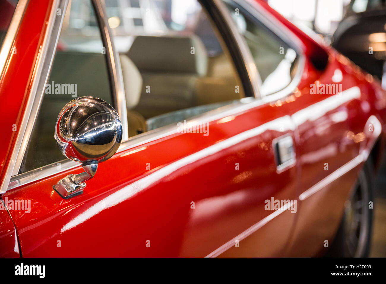 Ein rotes Auto Rückspiegel Chrom Stockfoto