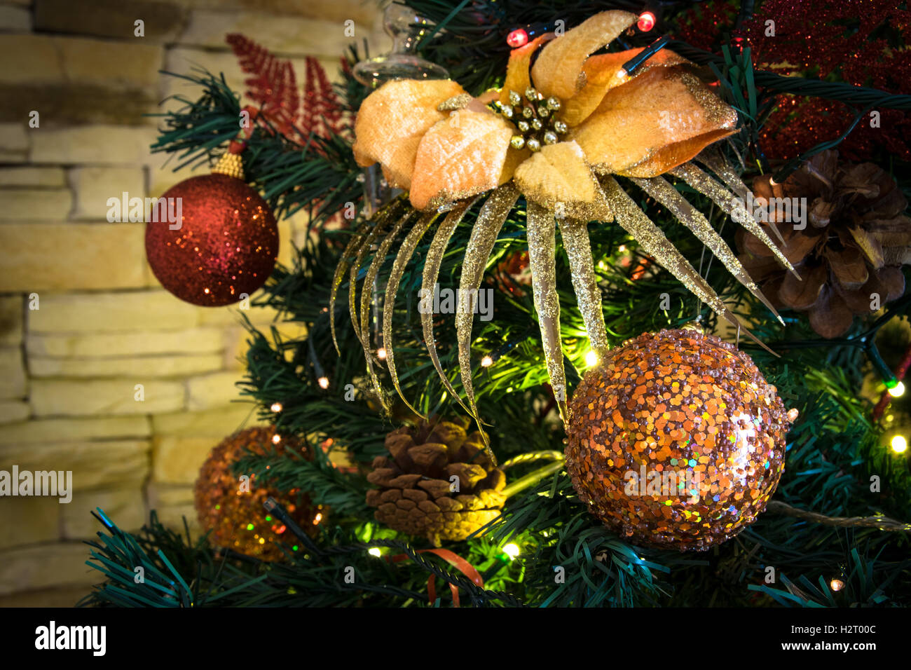 Hintergrund von bunten Christbaumschmuck gebildet. Stockfoto